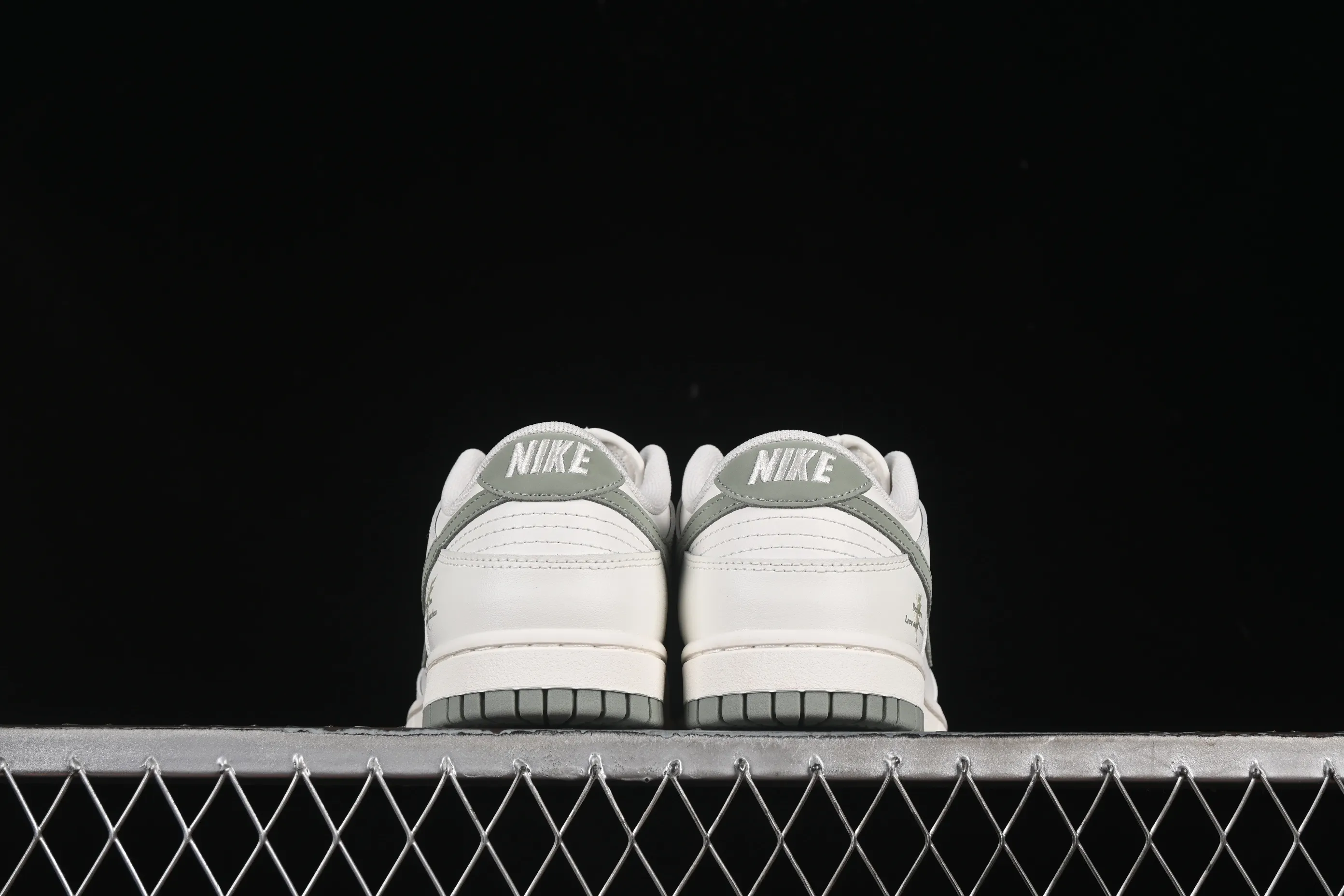 All Categories Nk SB Dunk Series Nk SB Dunk Low Low-top sneakers Nike SB Dunk Low Born Free Anniversary high-end customization Low-top casual sneakers WG0406-021